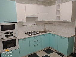 Кухня белый глянцевый верх и нежно-голубые нижние фасады